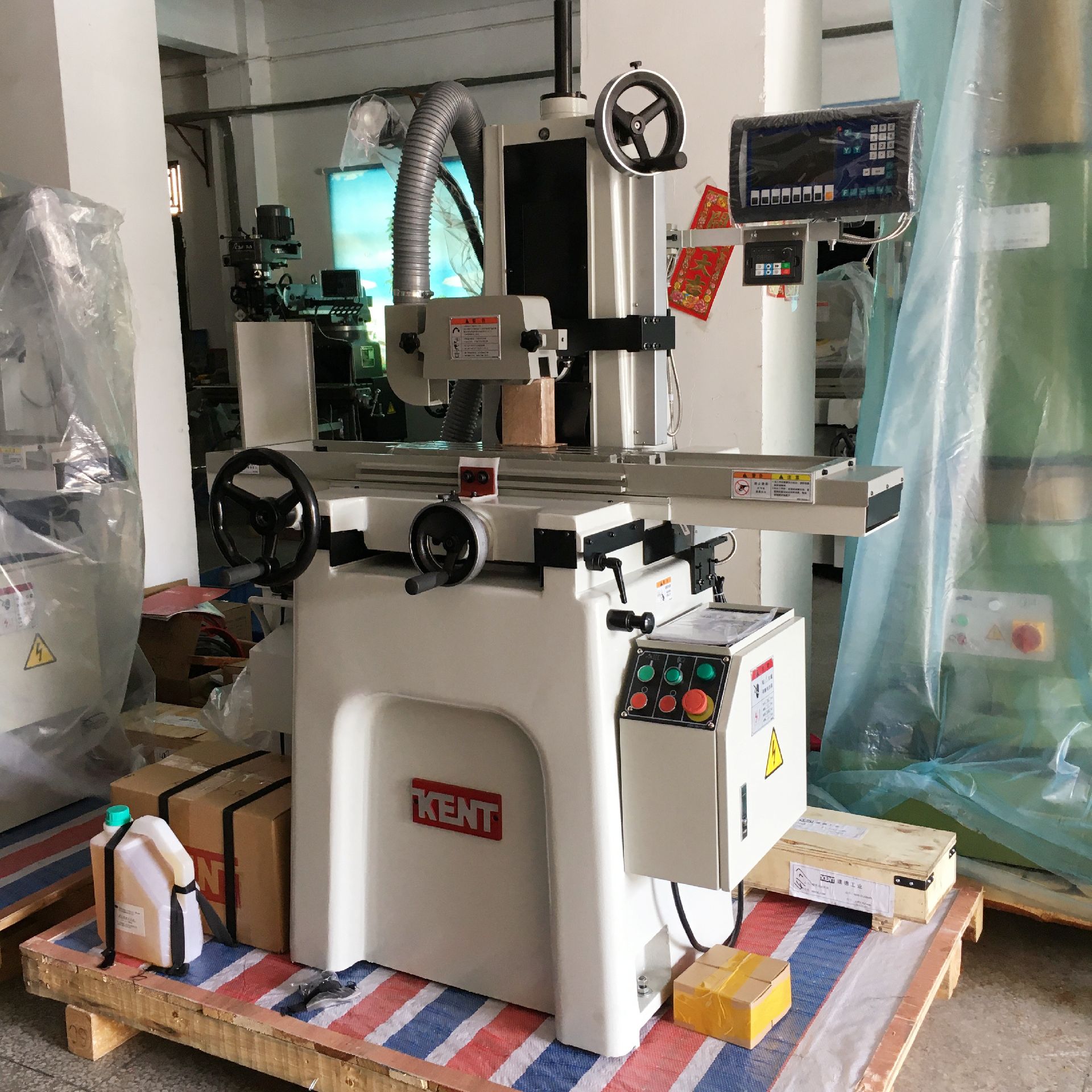 建德磨床KGS-618M手摇磨床 在磨削时平面磨削时噪音低，运转平稳