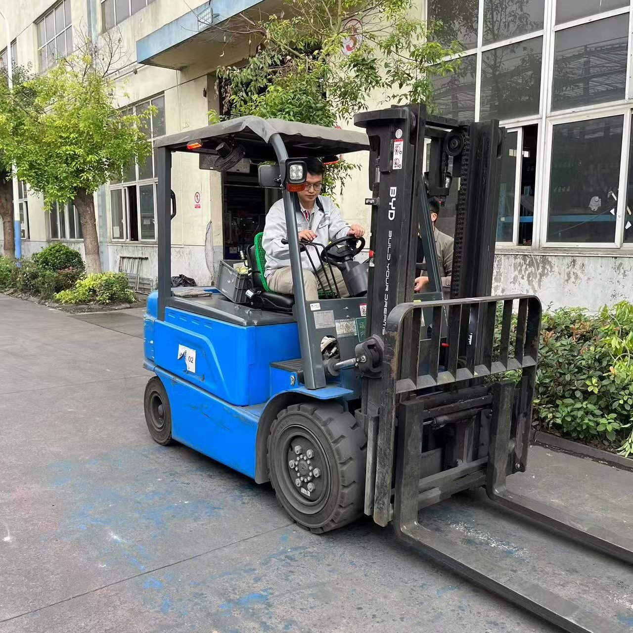 比亚迪三轮电动叉车CPD30